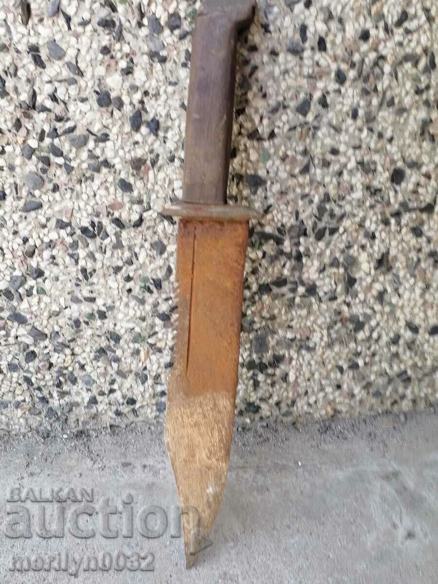 Παλιό μαχαίρι με ένα πριόνι στη λεπίδα