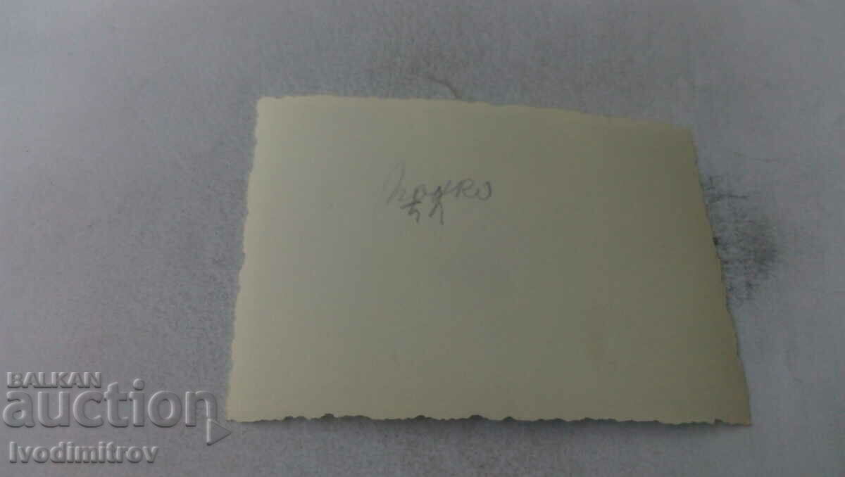 Foto Tânăr și câine pe trotuar cu preț 2.35 BGN | € 1.20 Foto Tânăr și câine pe trotuar cu preț 2.35 BGN | € 1.20