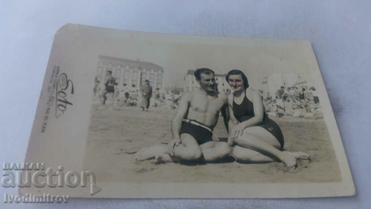Снимка Mar del Plata Мъж и жена с ретро бански на плажа 1942