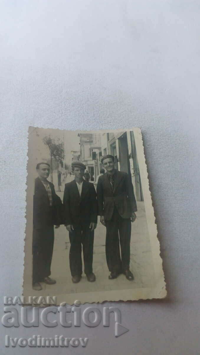 Снимка София Трима мъже на тротоара