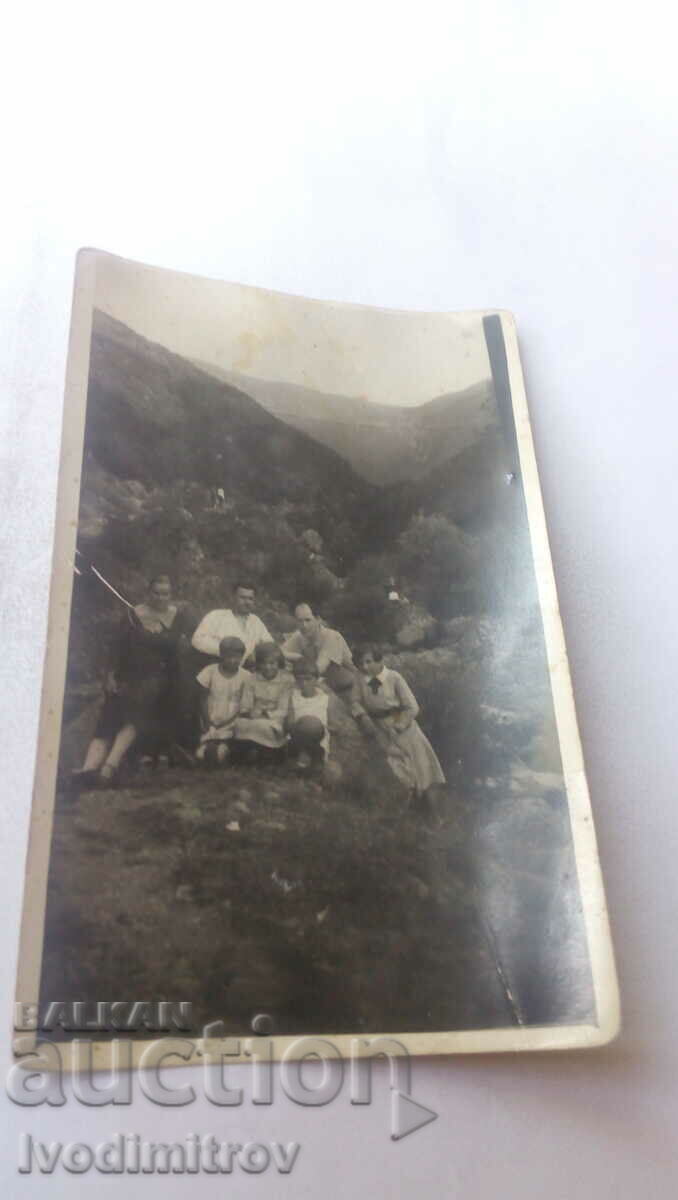 Foto Sofia Boyana Doi bărbați, o femeie și copii pe stâncă