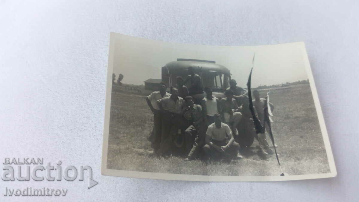 Φωτογραφία Άνδρες μπροστά από ένα vintage λεωφορείο