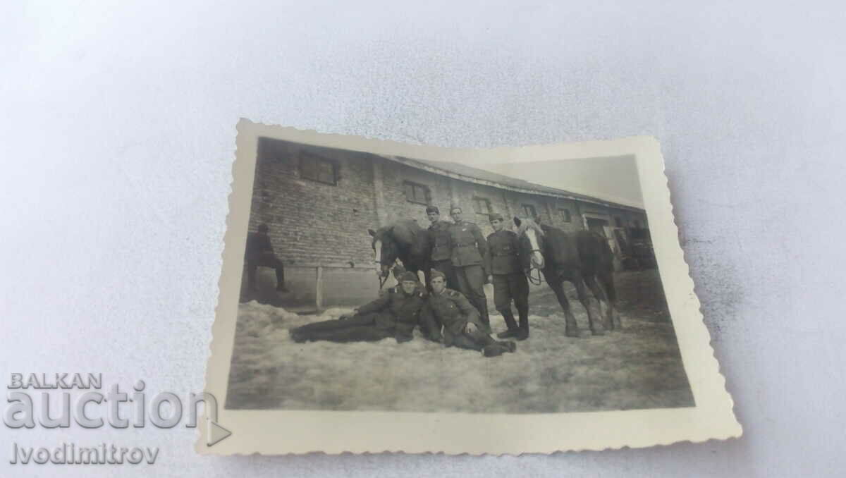Foto Sergenți cu doi cai în cazarmă