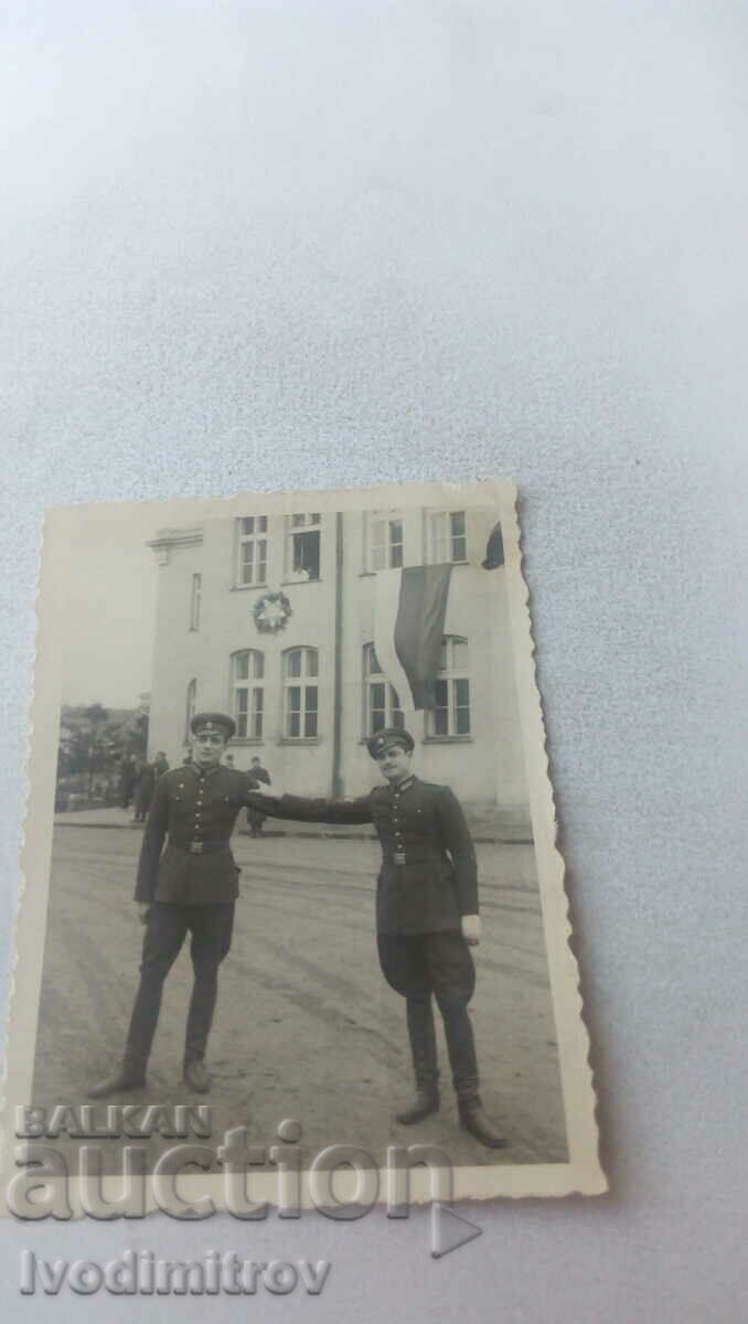Foto Doi ofițeri la Școala Militară