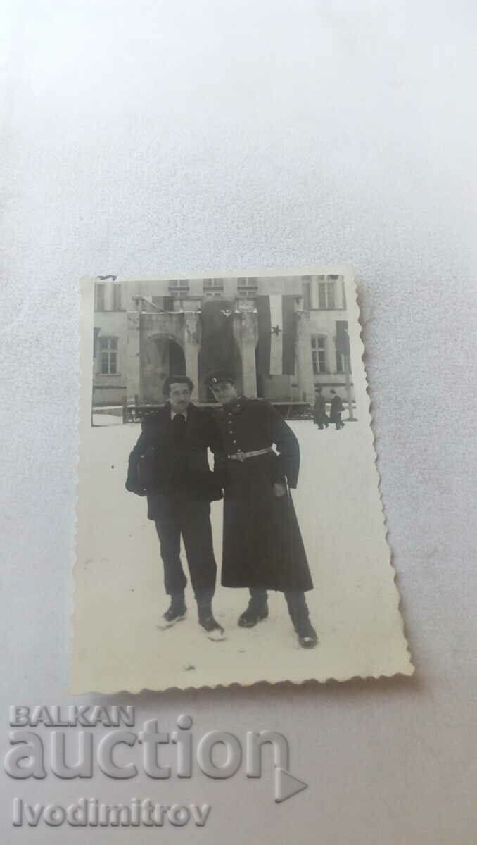 Photo Officer and man in winter