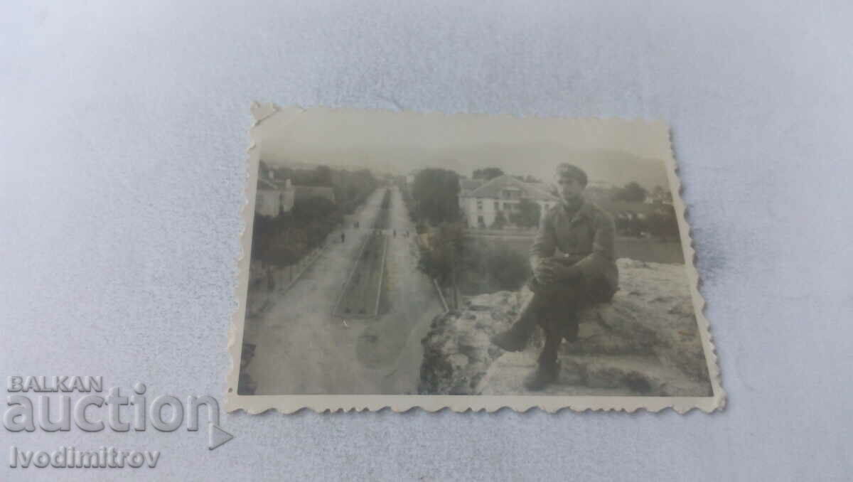 Foto Soldat pe o stâncă deasupra orașului