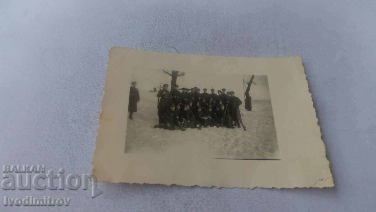 Φωτογραφία Στρατιώτες με τουφέκια το χειμώνα
