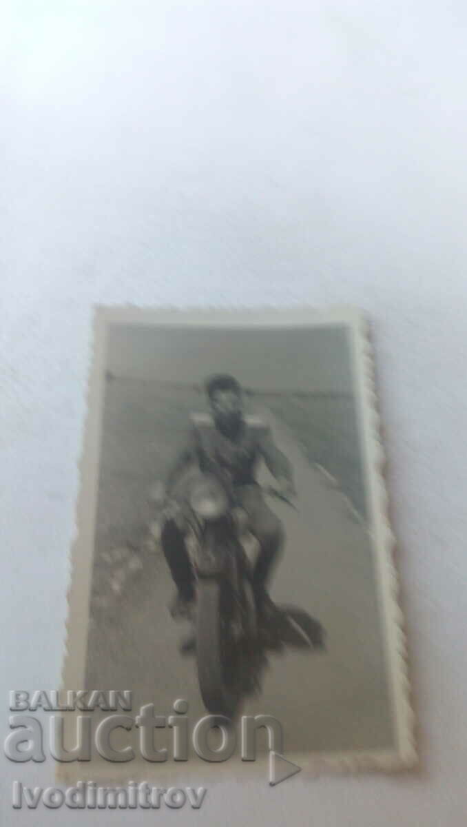 Ofițer foto pe o motocicletă de epocă