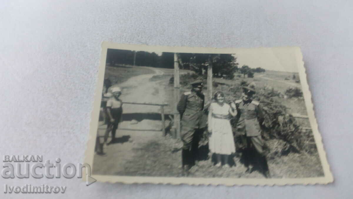 Photo Two officers and a woman by the side of the road