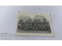 Αξιωματικός φωτογραφιών και στρατιώτες μπροστά από δύο vintage στρατιωτικά φορτηγά