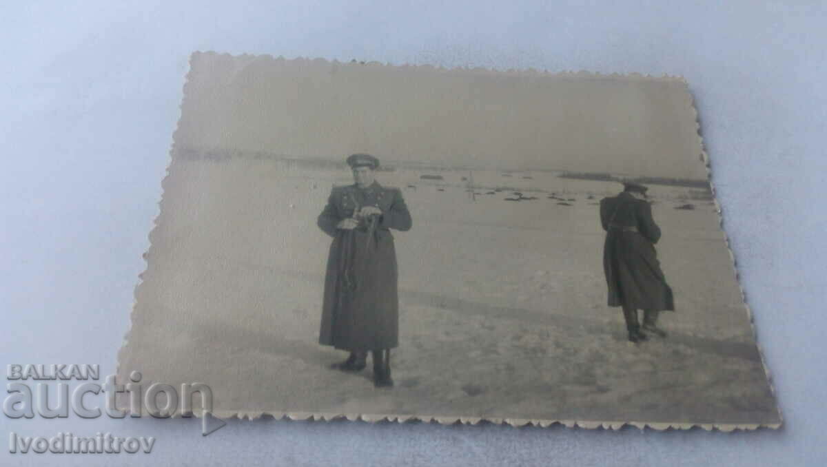 Снимка Двама офицери през зимата