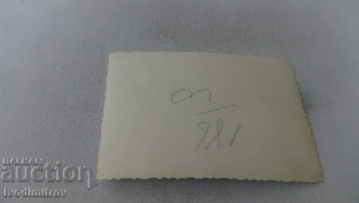 Fotografie cu proaspăt căsătoriți cu prietenii lor cu preț 1.15 BGN | € 0.59 Fotografie cu proaspăt căsătoriți cu prietenii lor cu preț 1.15 BGN | € 0.59