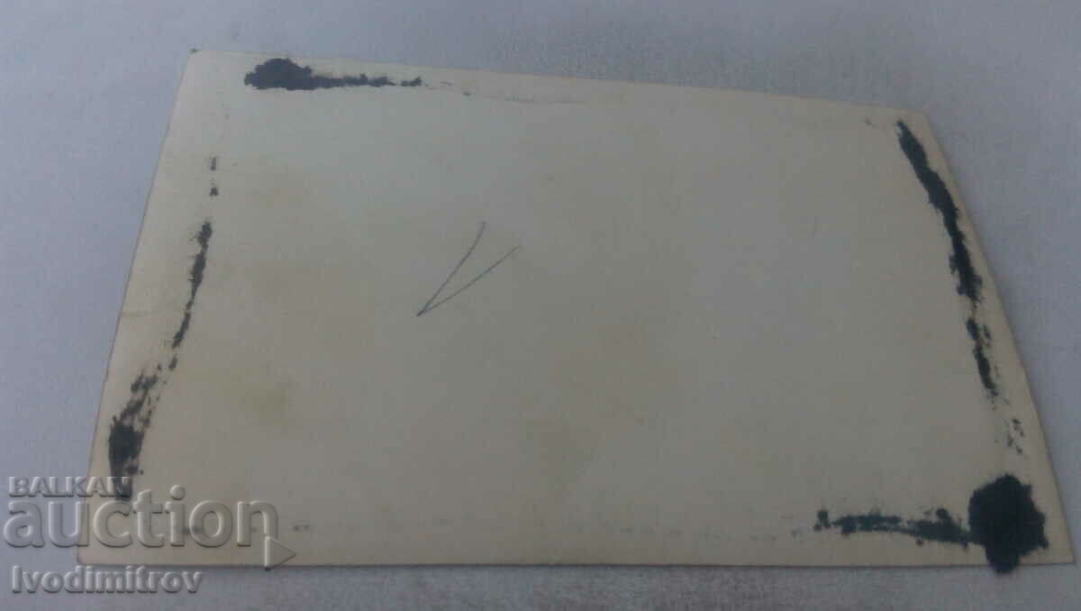 Снимка Младоженци със свои приятели с цена 1.35 лв. | € 0.69