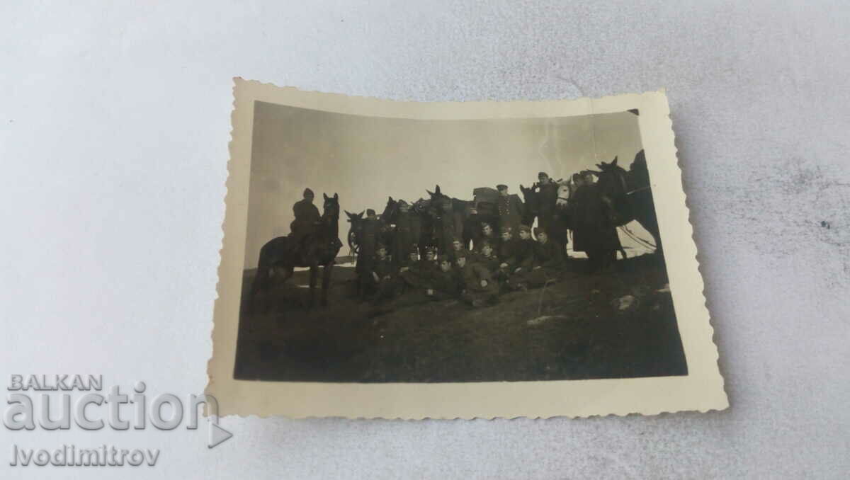 Photo Soldiers with horses on the meadow