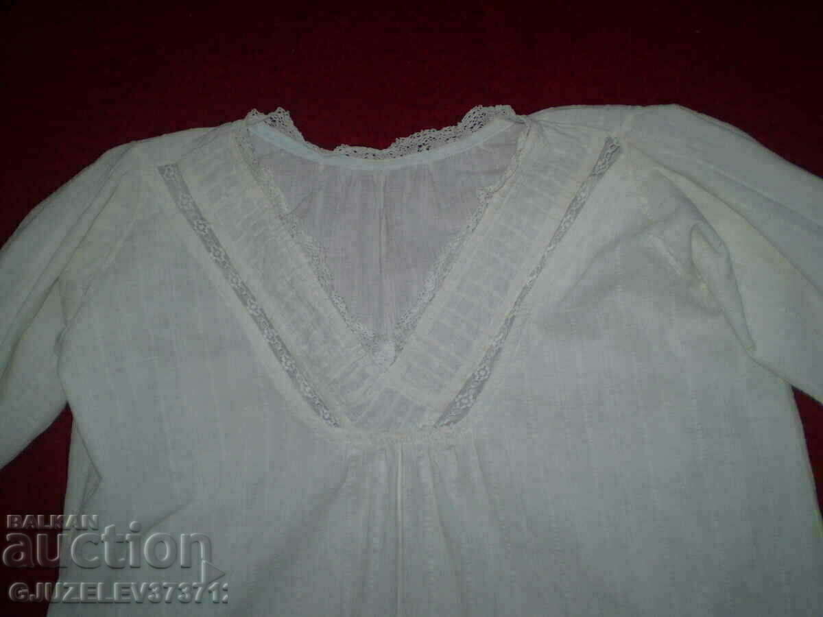 Delivery of 19th century women's shirt nightgown cotton edging with lace Delivery of 19th century women's shirt nightgown cotton edging with lace