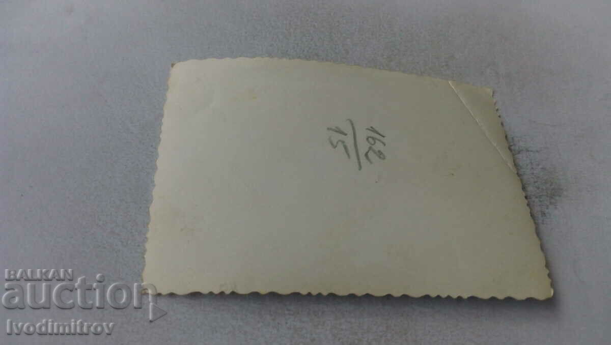 Φωτογραφία Μια γυναίκα και τρεις άνδρες σε μια βόλτα με τιμή 1.65 BGN | € 0.84 Φωτογραφία Μια γυναίκα και τρεις άνδρες σε μια βόλτα με τιμή 1.65 BGN | € 0.84