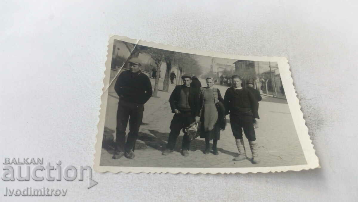 Photo A woman and three men on a walk