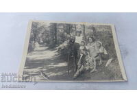 Φωτογραφία Dupnitsa Γυναίκα τρία παιδιά και ένας σκύλος στο δάσος 1932