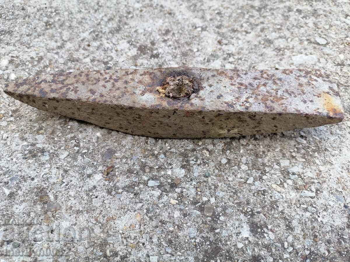 Delivery of Very old hammer for cut stone over 100 years, wrought iron Delivery of Very old hammer for cut stone over 100 years, wrought iron