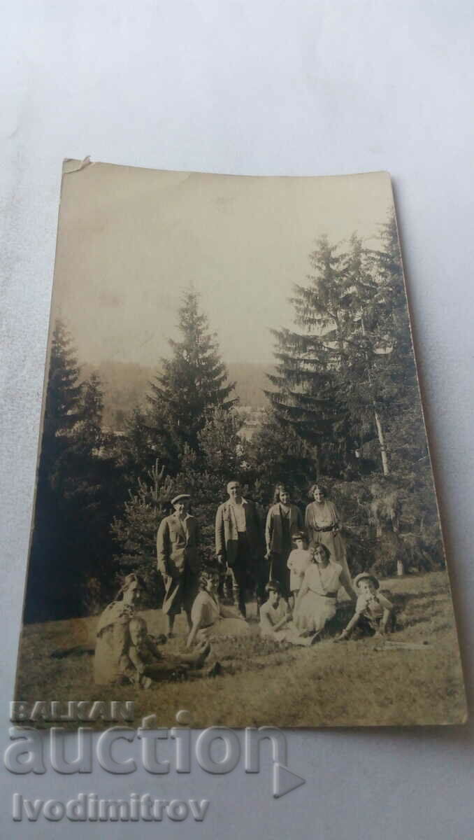 Снимка Юндола Мъже жени и деца на поляната 1932