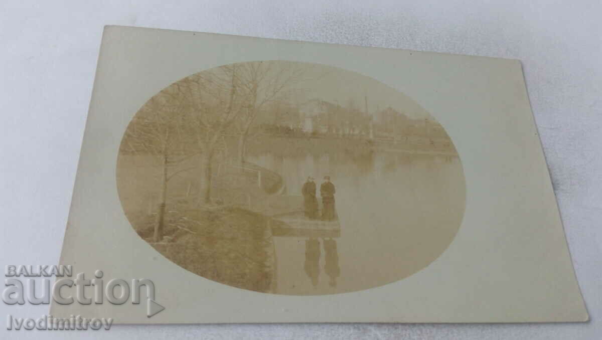 Fotografie Două femei lângă un lac