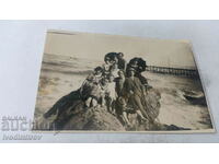 Снимка Мъж жени и деца на скала до морето