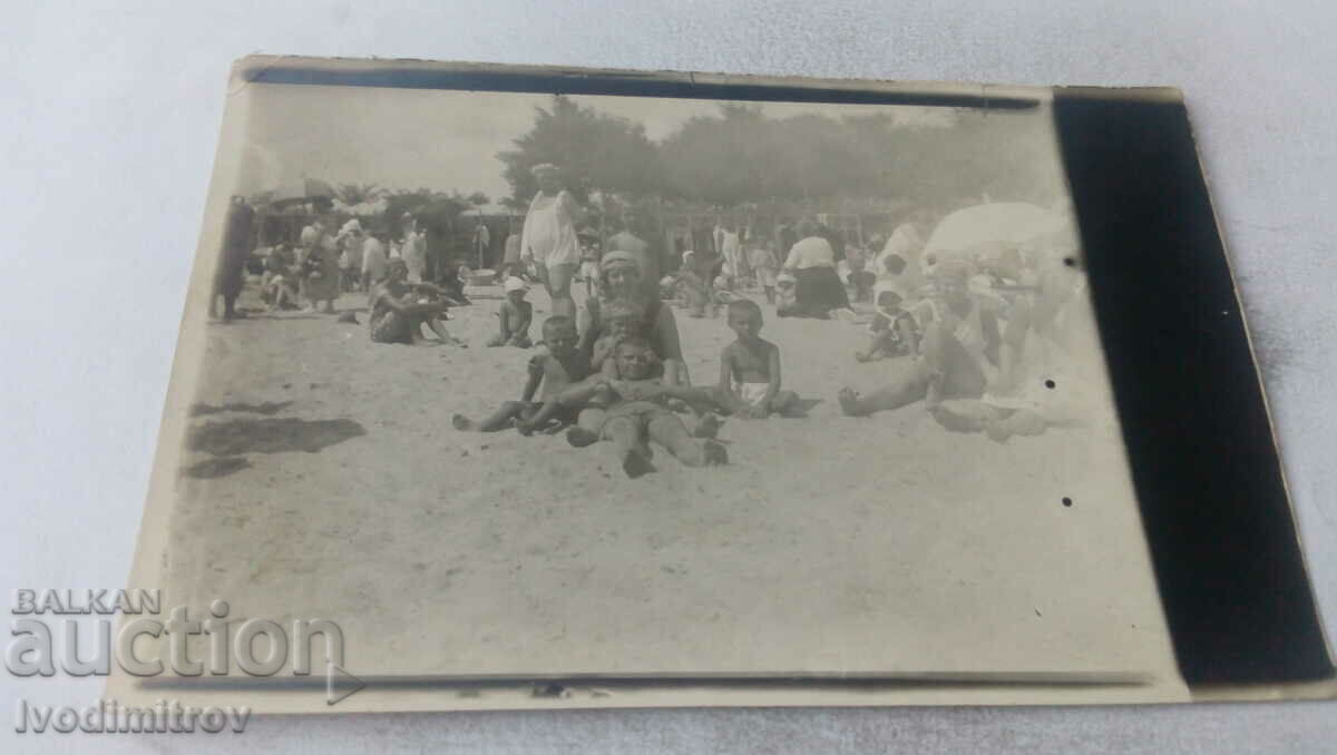 Снимка Две жени и деца на плажа