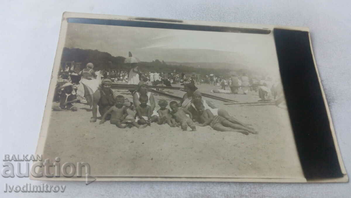 Снимка Три жени и деца на плажа