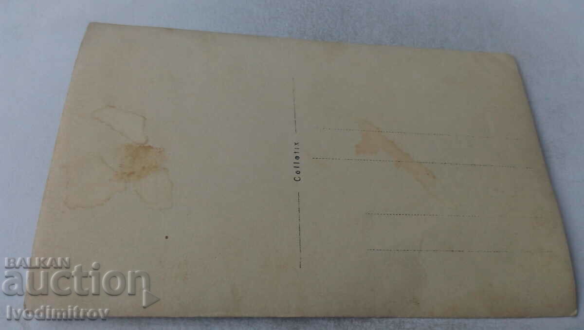 Φωτογραφία Δύο άνδρες γυναίκες και παιδιά στην παραλία με τιμή 2.45 BGN | € 1.25