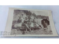 Снимка Мъж жени и две момчета на камъни на брега на морето