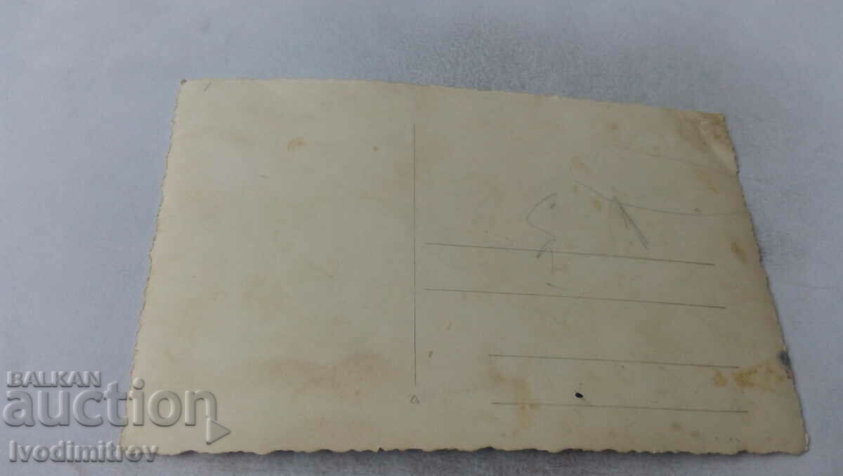 Φωτογραφία Γυναίκα και άνδρες σε ένα πορθμείο στον ποταμό με τιμή 2.65 BGN | € 1.35 Φωτογραφία Γυναίκα και άνδρες σε ένα πορθμείο στον ποταμό με τιμή 2.65 BGN | € 1.35