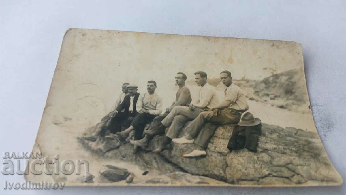 Fotografie orașul Gerza Șase bărbați pe o stâncă lângă mare 1929