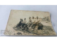 Fotografie orașul Gerza Șase bărbați pe o stâncă lângă mare 1929