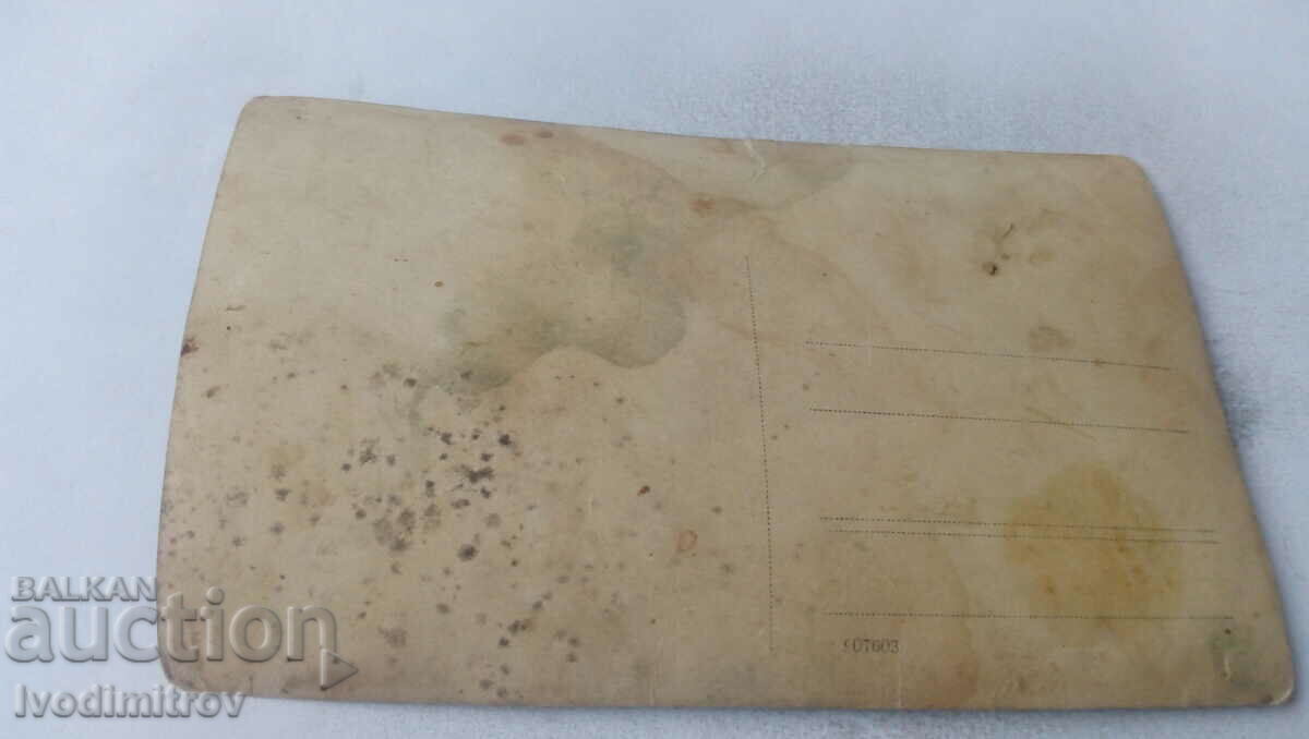 Φωτογραφική εταιρεία κάθεται στο έδαφος σαν τούρκικα με τιμή 1.65 BGN | € 0.84