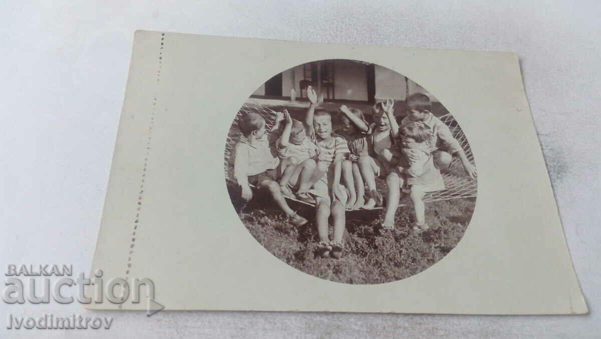 Fotografie Copii pe un hamac în curte