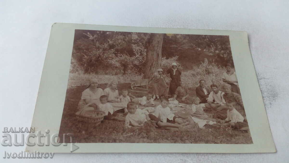 Photo Two men women and children on a picnic