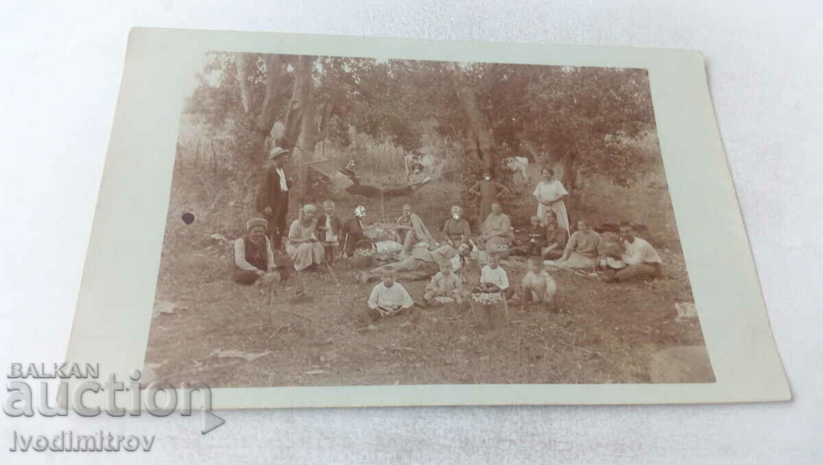Снимка Мъже жени и деца на пикник