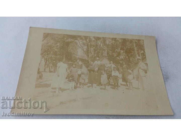 Снимка Двама мъже жени и деца пред бунгала Стари снимки Изделия от хартия Balkanauction