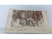 Снимка Двама мъже жени и деца пред бунгала