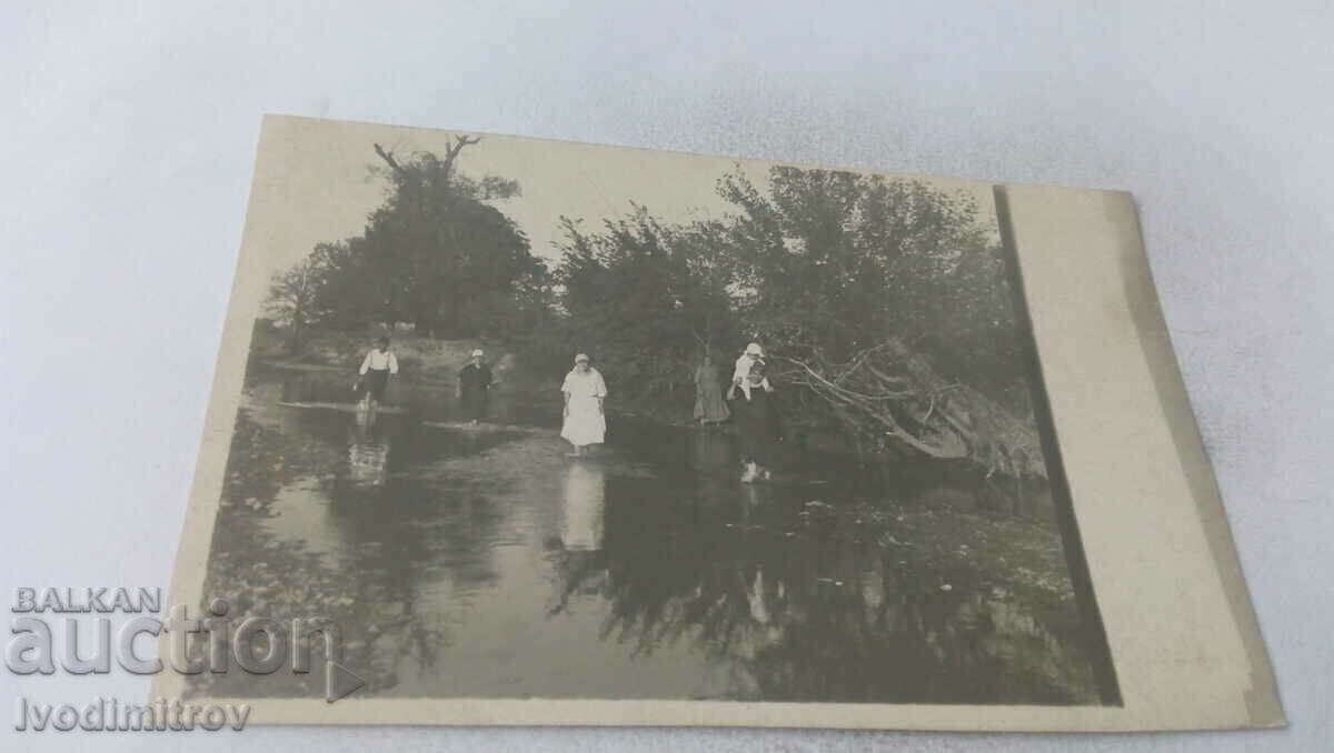 Снимка Мъж четири жени и бебе в реката
