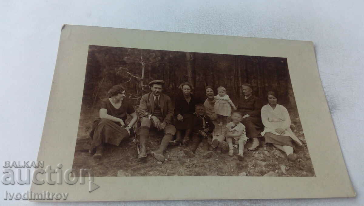 Снимка Мъж жени и деца в гората