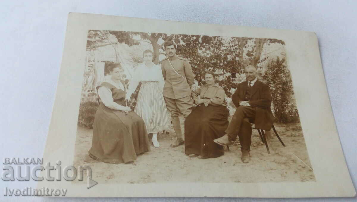 Снимка Офицер мъж и три жени в градината
