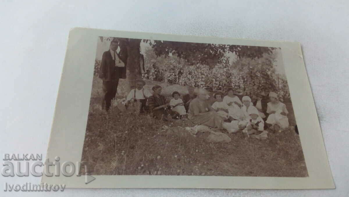 Φωτογραφία Άνδρες γυναίκες και παιδιά σε ένα πικνίκ στο γρασίδι