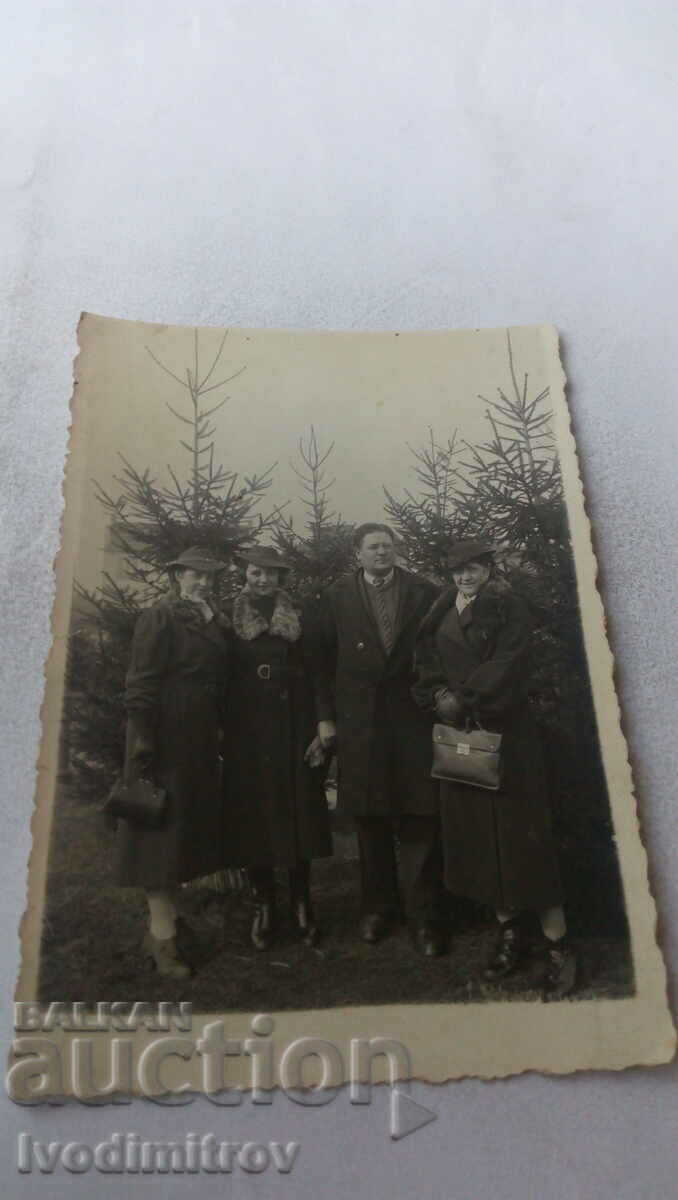 Снимка Мъж и три жени в зимни палта