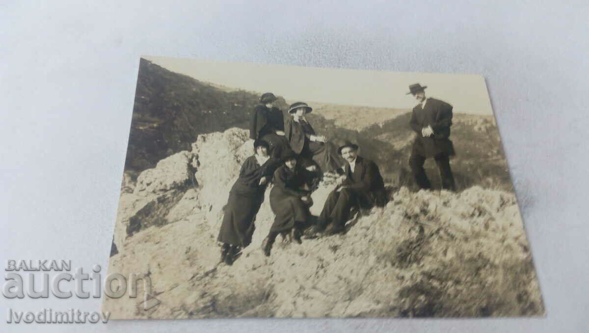 Снимка Двама мъже и четири млади жени на скалите