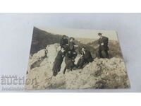 Φωτογραφία Δύο άνδρες και τέσσερις νεαρές γυναίκες στα βράχια