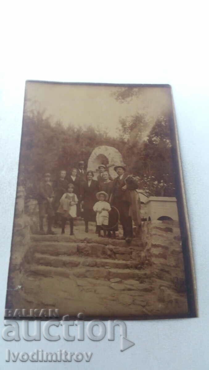 Photo Men women and children on stairs in the park