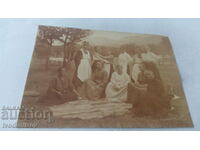 Снимка Жени и девойки на поляната