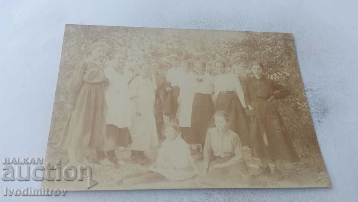 Photo Vratsa Young men and women on the Mitsino vineyard 1917
