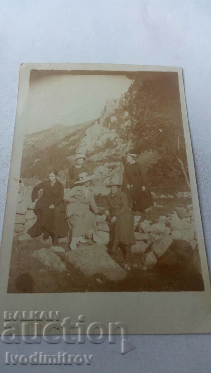 Снимка Пет млади жени на камъни покрай реката